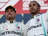 Valtteri Bottas y Lewis Hamilton, en el podio de un Gran Premio.