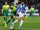 Rosales y Escalante pugnan por un balón en el Leganés-Eibar.