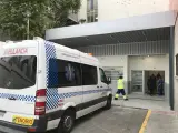 Imagen de una ambulancia junto al Hospital Virgen Macarena de Sevilla