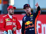 Max Verstappen conversa con Sebastian Vettel.
