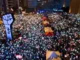 Vista aérea de los manifestantes con sus linternas encendidas en la plaza de los Mártires de Beirut, durante una protesta contra el Gobierno libanés.