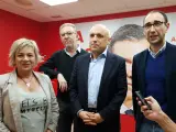 Rafael Simancas (centro) junto a candidatos salmantinos del PSOE.