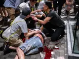 Una víctima de un ataque con cuchillo yace en el suelo fuera del centro comercial Cityplaza en Hong Kong.
