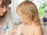 Imagen representativa de un niño recibiendo una vacuna.
