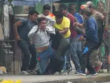 Grupos de manifestantes se enfrentan entre sí en Cochabamba (Bolivia).