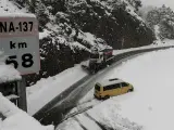 Un camión quitanieves despeja de nieve la N-137 que se encontraba cubierta tras la nevada que ha dejado espesores de 10 cm, en Navarra.