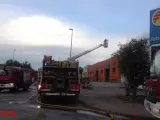 Bombers extinguen un fuego en Olot