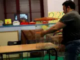 Un operario monta las urnas en un colegio electoral de Madrid.