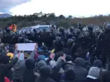 Los antidisturbios franceses han comenzado a desalojar a los manifestantes que bloquean el paso de La Jonquera. Los gendarmes utilizan gas pimienta para dispersar a los concentrados que se habían sentado en la autopista cuando han visto que decenas de agentes llegaban y se colocaban en formación, dispuestos a actuar.