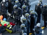 La policía francesa ha detenido este martes a 18 personas de las que estaban concentradas en La Jonquera para protestar contra la sentencia del 'procés' por perturbar la circulación, mientras que los Mossos d'Esquadra han detenido a otro manifestantes por atentado contra la autoridad. 19 en total.