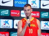El jugador de la Selecció Masculina de Bàsquet, Víctor Claver, durant la seua intervenció en la presentació dels 16 jugadors seleccionats per a la 'Gira Desafiament Mundial' de preparació de la Copa del Món de Xinesa.