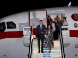 Los reyes de España, a su llegada al aeropuerto Internacional José Martí de La Habana, en el inicio de su viaje oficial de cuatro días a Cuba.