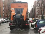 Camión esparciendo sal en las calles.