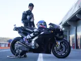 Álex Márquez posa con la Honda de MotoGP durante los test de Cheste.