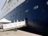 Imagen de los cruceristas del Saga Sapphire desembarcando en el Puerto de Motril