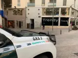 Agentes de la Guardia Civil realizan un registro en Lleida, en el marco de una operación antidrogra en las provincias de Barcelona, Lleida, Huesca y Baleares.