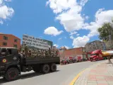 Camiones con combustible se dirigen desde una refinería de El Alto hasta La Paz (Bolivia), escoltados por militares y policías.