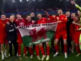 Bale celebra la clasificación de Gales para la Euro 2020 con la polémica bandera.