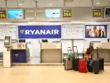 Pasajera, esperando en un mostrador de facturación de Ryanair.