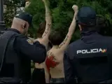Activistas de Femen han irrumpido a pecho descubierto en la mañana de este domingo durante la marcha convocada por las organizaciones fascistas La Falange y Alternativa Española (AES) para conmemorar la dictadura de Franco y el 38 aniversario de su muerte.