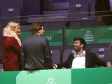 Gerard Piqué conversa con Martínez Almeida durante la Copa Davis