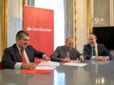 El director territorial en Andalucía del Grupo Santander, Luis Rodríguez, y el director general de teatro, Javier Menéndez, firman convenio de patrocinio