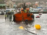 Agentes de los GEOS trabajan en las labores de arrastre del 'narcosubmarino' al puerto de Aldán (Pontevedra)