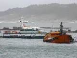 El remolcador 'Insuíña Rande', retoma las tareas de arrastre del 'narcosubmarino', escoltado por una patrullera de la Guardia Civil y una embarcación de Vigilancia Aduanera, en la ría de Aldán , en Cangas/Pontevedra (España), a 26 de noviembre de 2019.