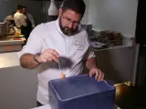 El chef Dani García prepara uno de sus platos más icónicos, el 'tomate nitro'