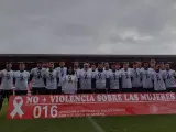 Los jugadores del Numancia posan junto a Miguel Latorre con la camiseta contra la violencia de género.