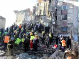 Equipos de rescate de bomberos del ejército y la policía buscan supervivientes entre los escombros de un edificio tras el terremoto que sacudió Thumane, Albania