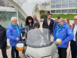 La delegada del Gobierno en CyL, Mercedes Martín, montada en una de las motos de Pingüinos junto a la concejal de Cultura y Turismo de Valladolid, Ana Redondo, (detrás) y organizadores de la concentración motorista.