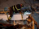 Un miembro de un equipo de rescate italiano busca a seis personas de una misma familia que quedaron sepultadas en su edificio en Durres, Albania, por el terremoto de magnitud 6,4 que sacudió el país.