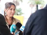 Beatriz Pino hablando con los medios de comunicación en A Cañiza.