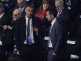 Luis Enrique saluda a Figo durante el sorteo de la Euro 2020