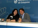A concejala adscrita al área de Cultura, Macarena Diánez, y Rody Aragón en una rueda de prensa en Estepona