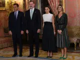 Los reyes Felipe VI (2i) y Letizia (2d) posan junto al presidente del Gobierno en funciones, Pedro Sánchez (i), y a su mujer, Begoña Gómez (d).