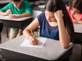 Una alumna haciendo un examen