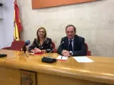 La portavoz del grupo socialista en el Parlamento de Cantabria, Noelia Cobo, y el diputado del PSOE Javier García Oliva