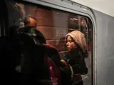 Greta Thunberg sube a un tren en Lisboa, rumbo a Madrid.