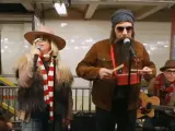 Jimmy Fallon y Alanis Morissette cantan de incógnito en el metro.