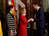 El presidente del Gobierno en funciones, Pedro Sánchez. saluda a las presidentas del Congreso y del Senado, Meritxell Batet y Pilar Llop.