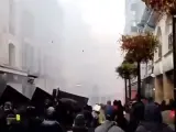 Manifestantes lanzan objetos contra la Policía en el marco de las protestas contra Macron.