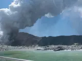 El volcán Whakaari, situado en una isla deshabitada de Nueva Zelanda, en erupción.