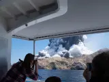 Momento en que el volcán Whakaari, en la isla neozelandesa del mismo nombre, entra en erupción, captado por un visitante a bordo de un barco en la bahía de Plenty.