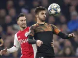 Ferrán Torres pugna por el balón durante el Ajax - Valencia.
