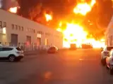 Unas 22 dotaciones de bomberos de la Generalitat de Cataluña trabajan para apagar un gran incendio en una planta de reciclaje de disolventes y residuos industriales en el polígono de Can Buscarons de Baix, en Montornés del Vallés, Barcelona.