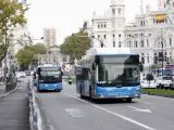 Dos autobuses de la EMT circulando por la calle Alcalá.