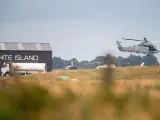 Un helicóptero militar, durante la búsqueda de los desaparecidos tras la erupción del volcán Whakaari, en Nueva Zelanda.