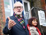 El líder del Partido Laborista, Jeremy Corbyn, con su esposa, Laura Alvez, tras votar en las elecciones generales del Reino Unido, en Londres.